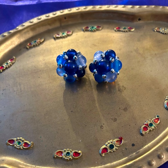 Vintage Jewelry - VTG Blue Cluster Plastic beaded clip on earrings. Very pretty!!